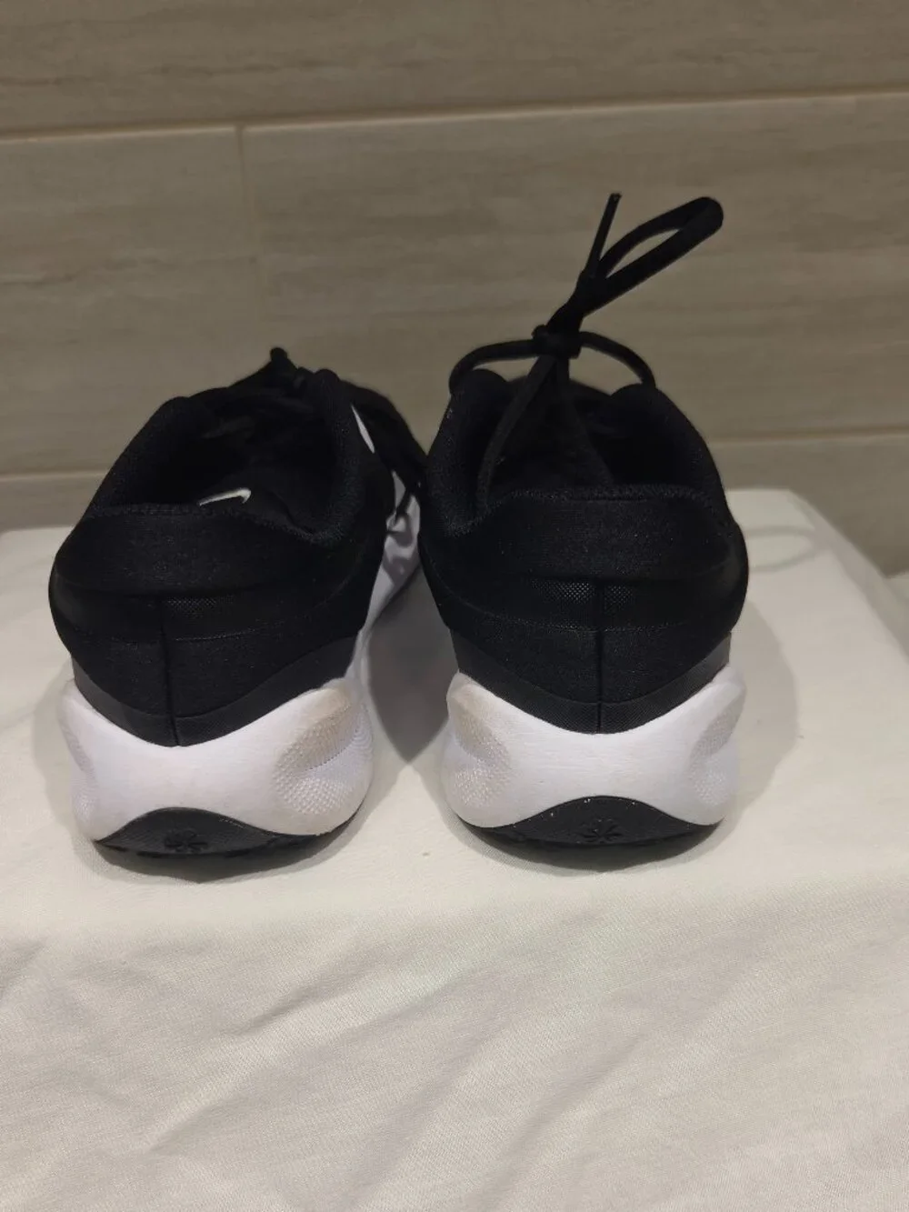 NIKE YOUTH RUNNING SHOES, SIZE 5.5Y